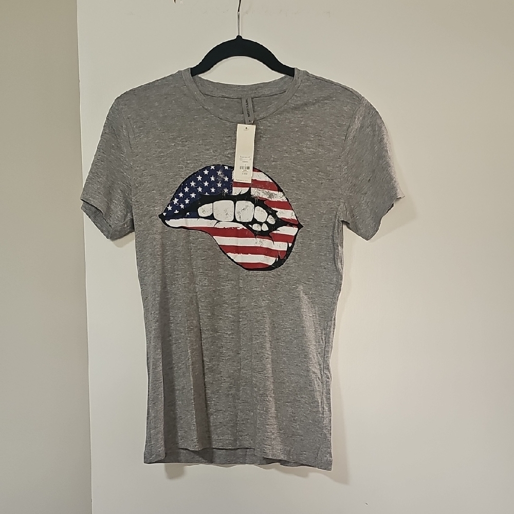 Francesca's Collections Gray Tee with American Flag Lips